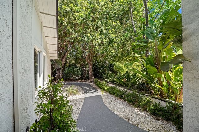 19581 Braewood, Tarzana, CA 91356