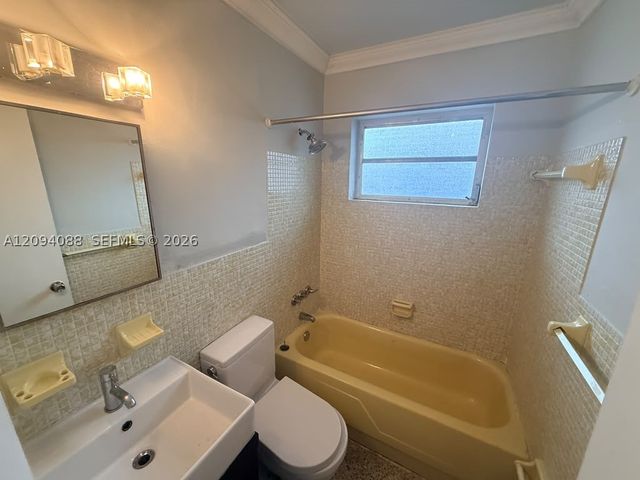 990 SW 4th St 7, Miami, FL 33130