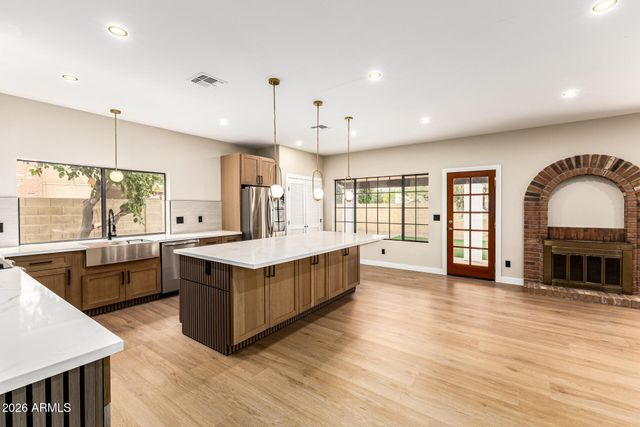 6425 W CROCUS Drive, Glendale, AZ 85306