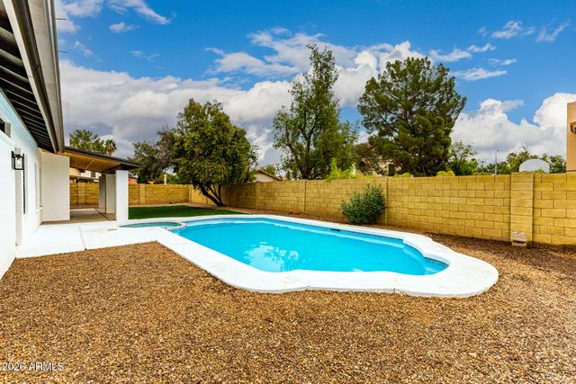 6425 W CROCUS Drive, Glendale, AZ 85306