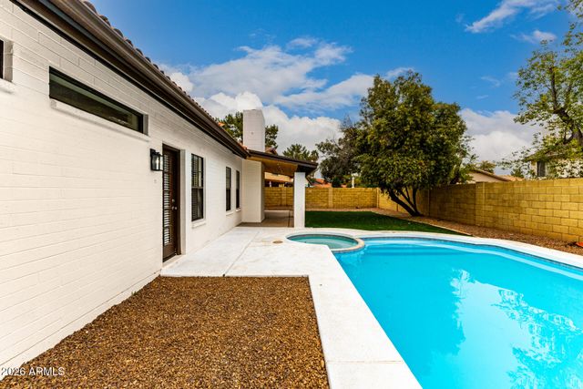 6425 W CROCUS Drive, Glendale, AZ 85306