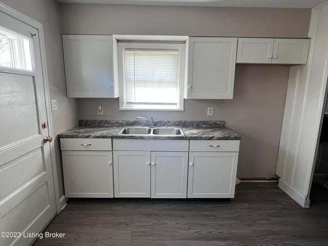 1002 Meadow Hill Rd, Louisville, KY 40219