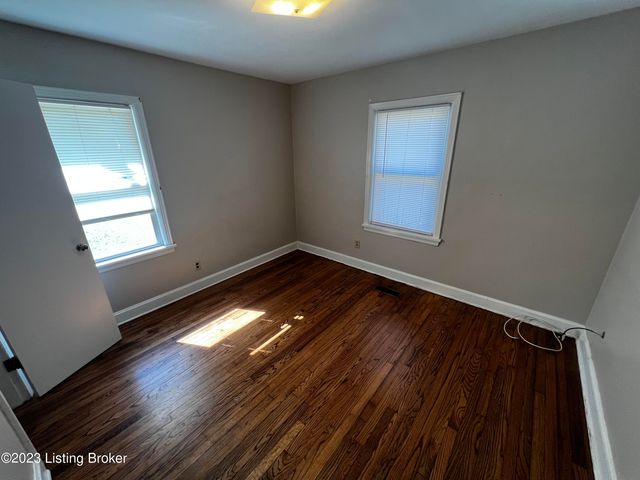 1002 Meadow Hill Rd, Louisville, KY 40219