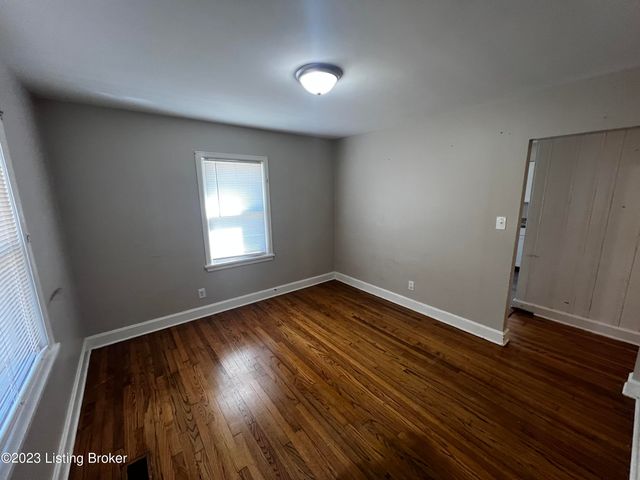 1002 Meadow Hill Rd, Louisville, KY 40219