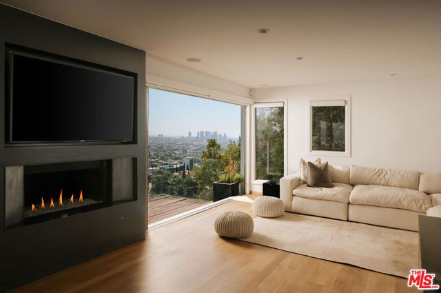 8404 Franklin Avenue, Los Angeles, CA 90069