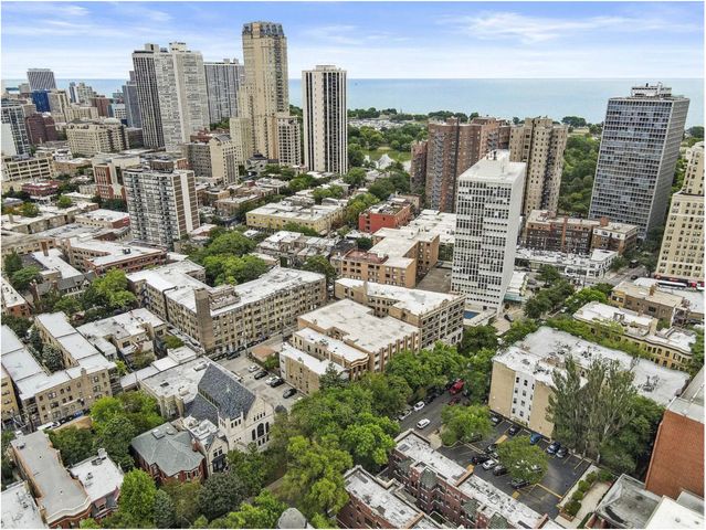 510 W Fullerton Parkway 204, Chicago, IL 60614