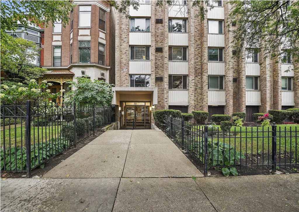 510 W Fullerton Parkway 204, Chicago, IL 60614