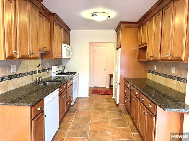 2185 Lemoine Avenue 4M, Fort Lee, NJ 07024