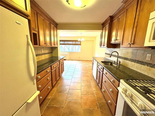 2185 Lemoine Avenue 4M, Fort Lee, NJ 07024