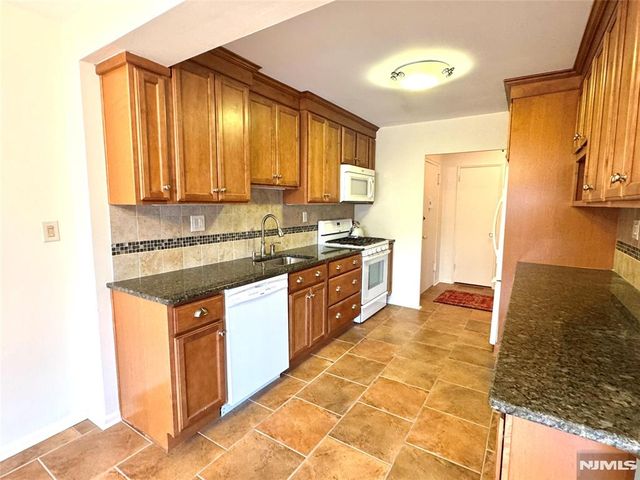 2185 Lemoine Avenue 4M, Fort Lee, NJ 07024