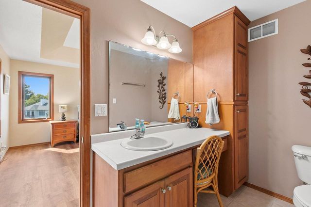 1604 MEADOW WOOD COURT, Green Bay, WI 54313