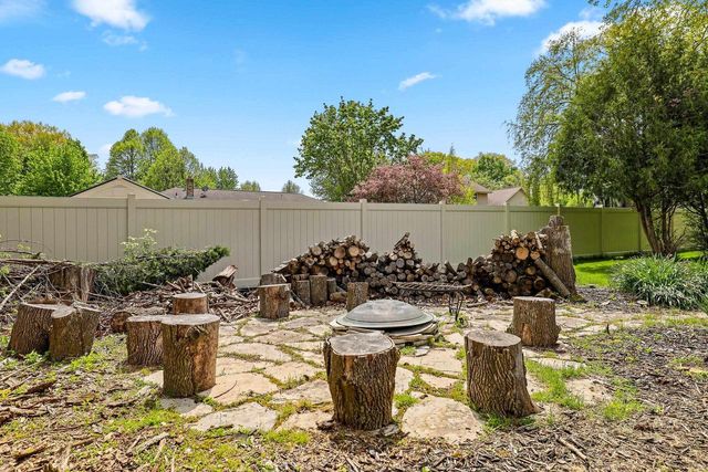 1604 MEADOW WOOD COURT, Green Bay, WI 54313