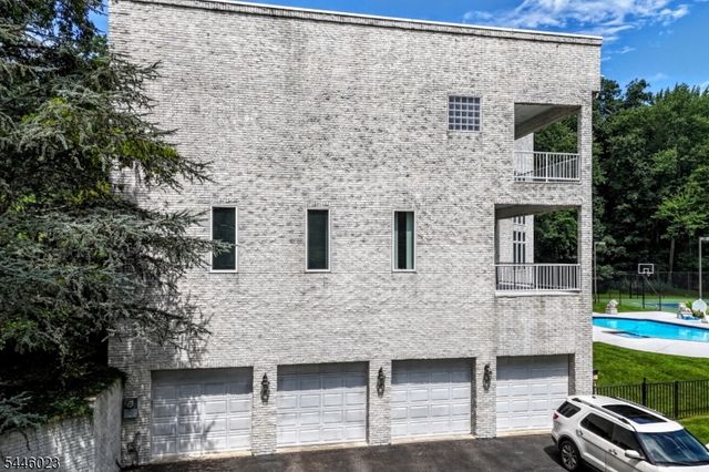 20 Burning Hollow Rd, Saddle River Boro, NJ 07458