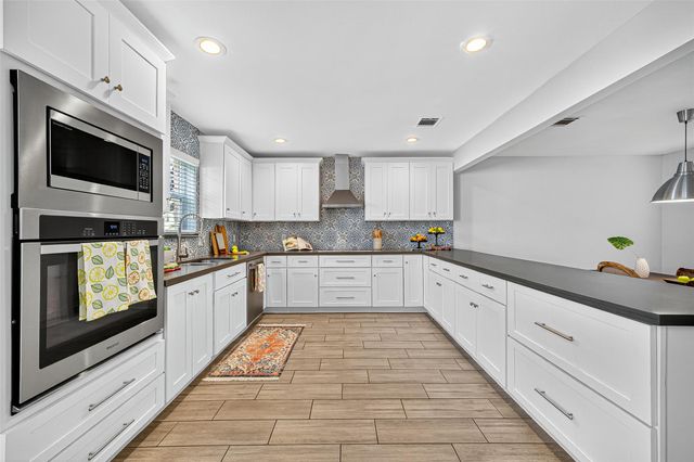 818 Silvergate Drive, Houston, TX 77079