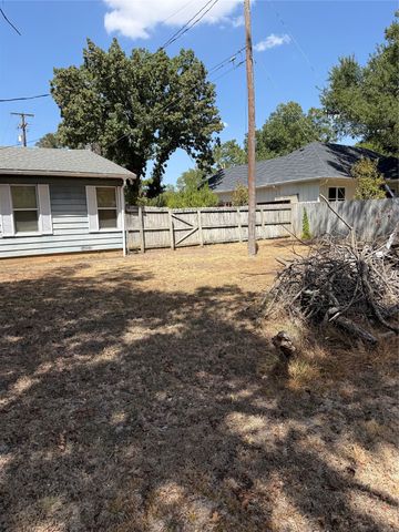 1101 W Chambers Street, Cleburne, TX 76033
