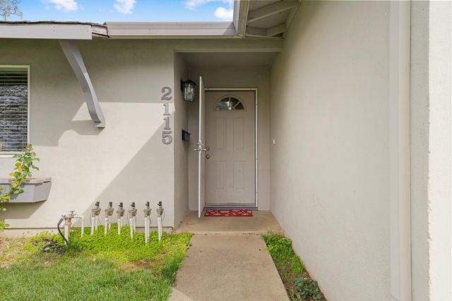 2115 Forestlake Dr, Rancho Cordova, CA 95670
