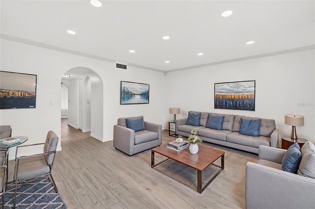 657 99TH AVENUE N 202, St Petersburg, FL 33702