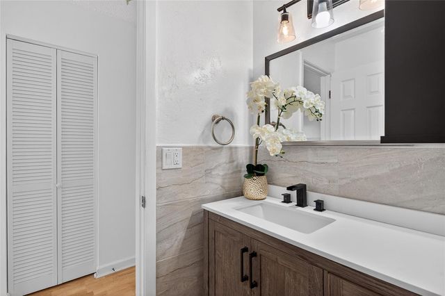 657 99TH AVENUE N 202, St Petersburg, FL 33702