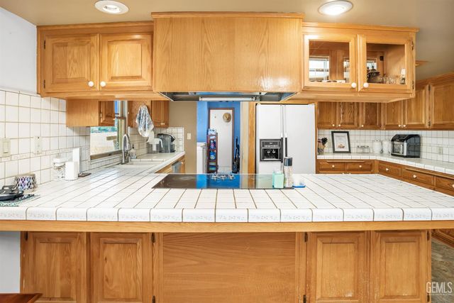 3045 Emerson Way, Bakersfield, CA 93313
