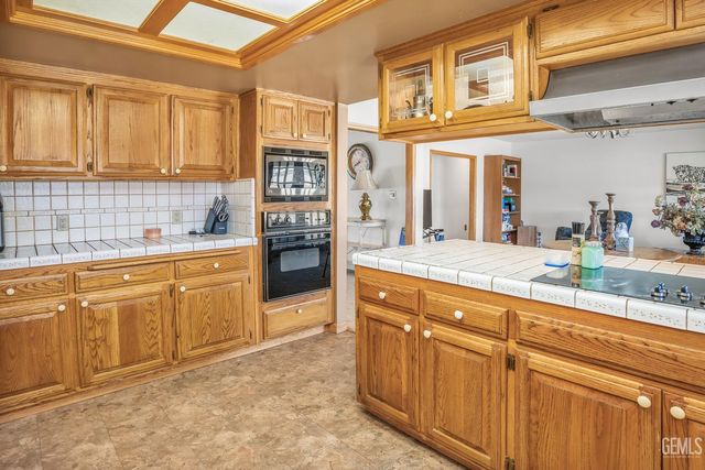 3045 Emerson Way, Bakersfield, CA 93313