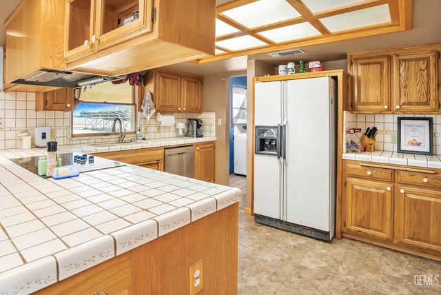 3045 Emerson Way, Bakersfield, CA 93313