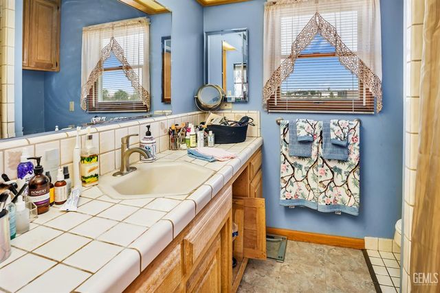 3045 Emerson Way, Bakersfield, CA 93313