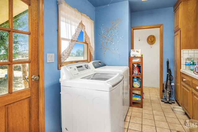3045 Emerson Way, Bakersfield, CA 93313
