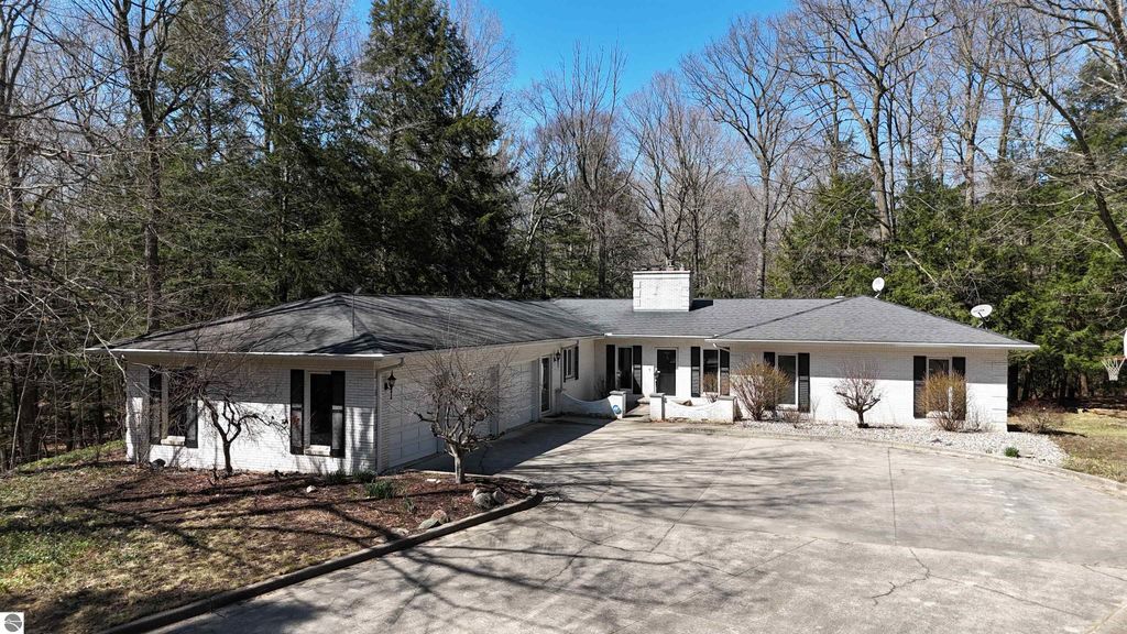 Image 1 of property listing at 555 E Deerfield Road, Mt Pleasant, MI 48858
