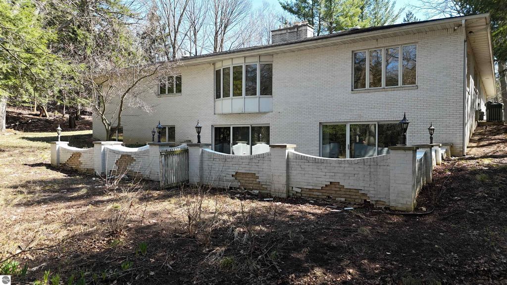 Image 3 of property listing at 555 E Deerfield Road, Mt Pleasant, MI 48858