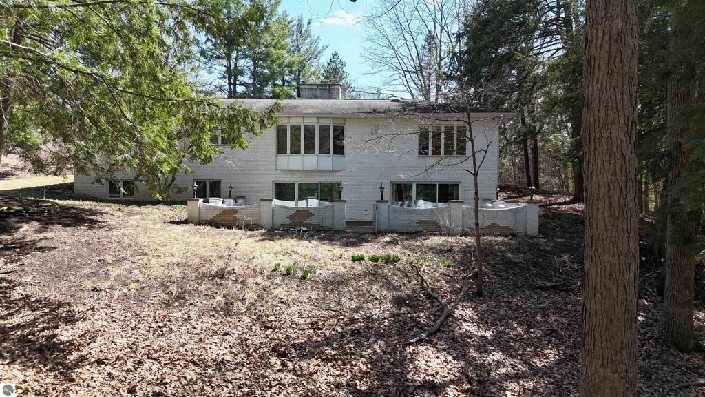 Image 5 of property listing at 555 E Deerfield Road, Mt Pleasant, MI 48858