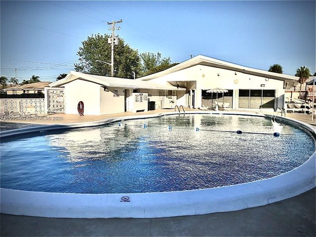 920 SW 11th Avenue 9D, Hallandale Beach, FL 33009
