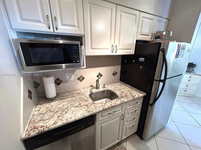 920 SW 11th Avenue 9D, Hallandale Beach, FL 33009