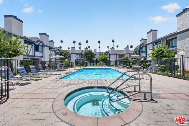 19221 Sherman Way 40, Reseda, CA 91335