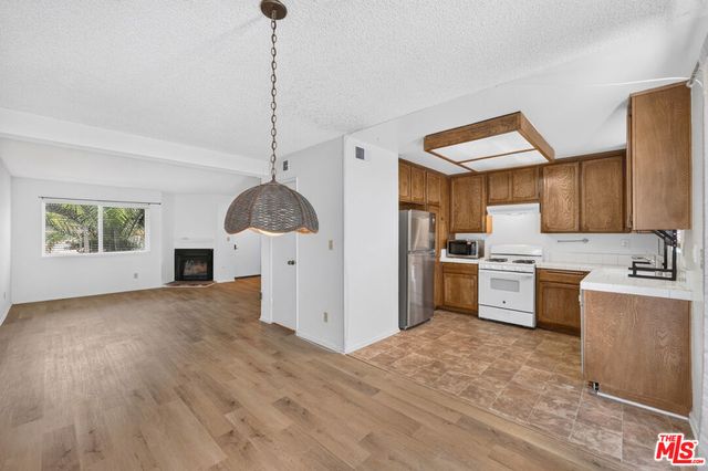 19221 Sherman Way 40, Reseda, CA 91335