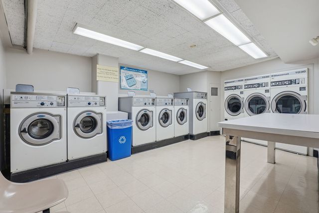 1455 N SANDBURG Terrace 504, Chicago, IL 60610