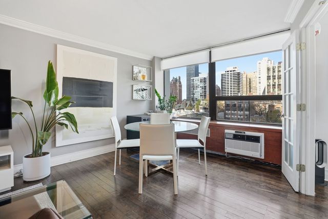 1455 N SANDBURG Terrace 504, Chicago, IL 60610