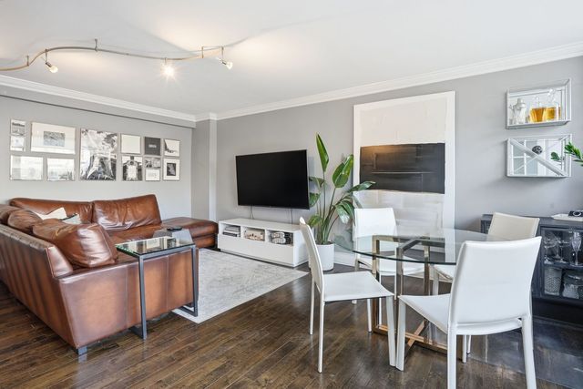1455 N SANDBURG Terrace 504, Chicago, IL 60610
