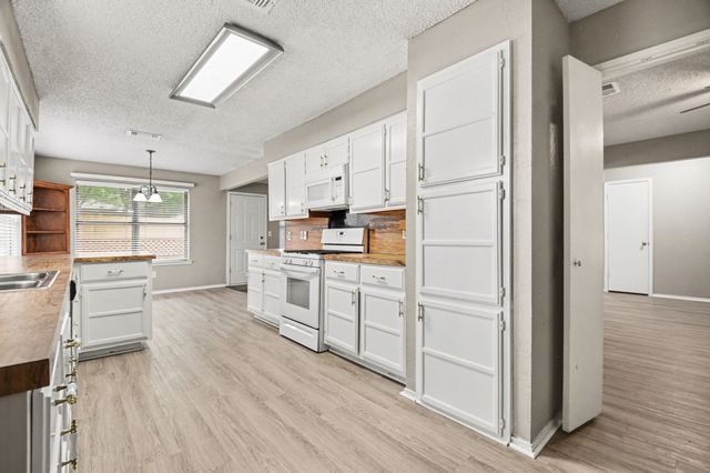 1562 Tiffany Forest Lane, Grapevine, TX 76051