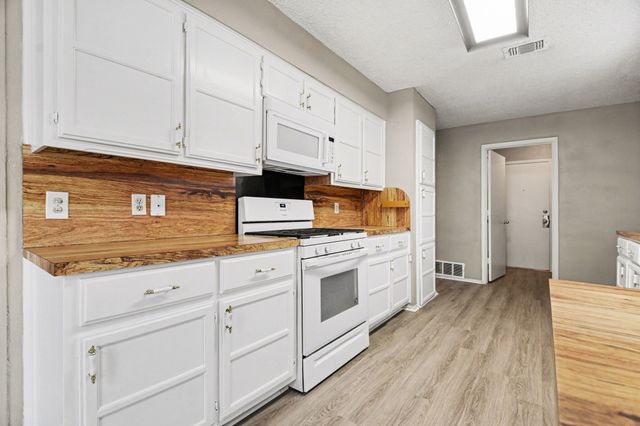 1562 Tiffany Forest Lane, Grapevine, TX 76051