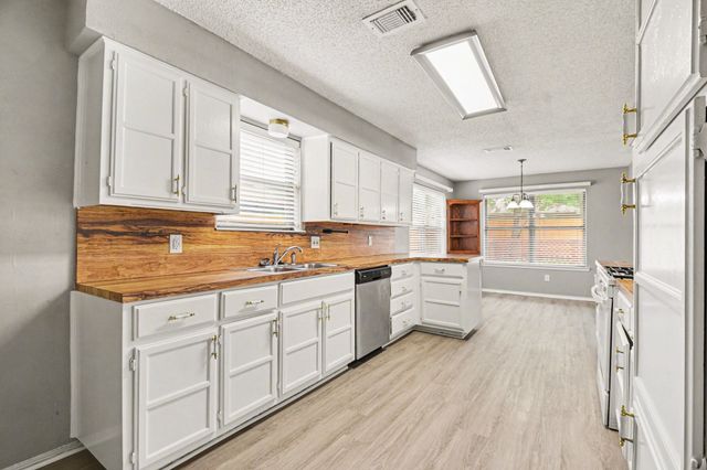 1562 Tiffany Forest Lane, Grapevine, TX 76051