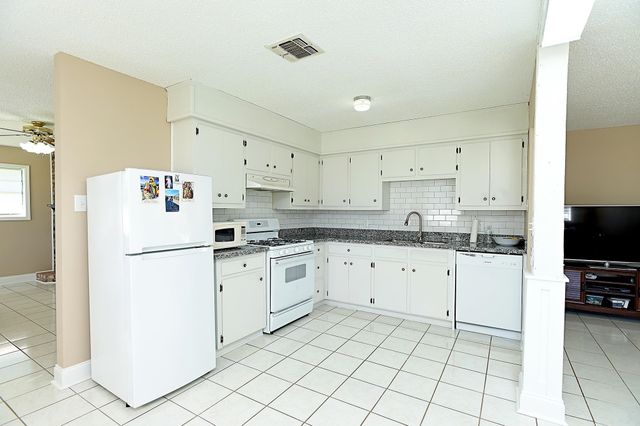 1314 Tiger Dr, Thibodaux, LA 70301