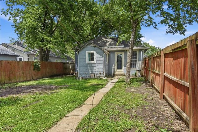 901 Pacific Avenue, Osawatomie, KS 66064