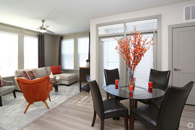 700 E Algonquin Road 2213, Schaumburg, IL 60173