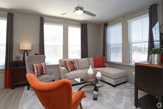 700 E Algonquin Road 2213, Schaumburg, IL 60173