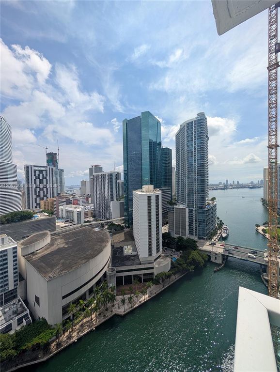 31 SE 5 3002, Miami, FL 33131