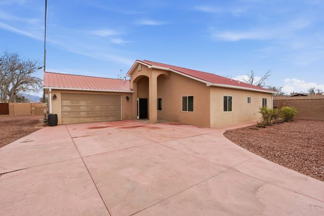 4624 8th Street NW, Albuquerque, NM 87107
