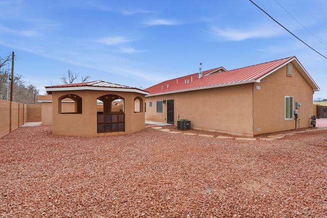 4624 8th Street NW, Albuquerque, NM 87107