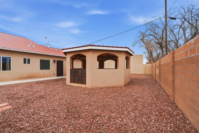 4624 8th Street NW, Albuquerque, NM 87107