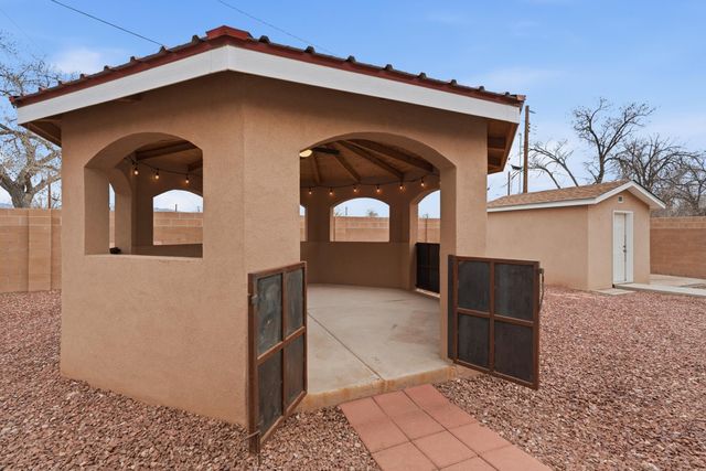 4624 8th Street NW, Albuquerque, NM 87107