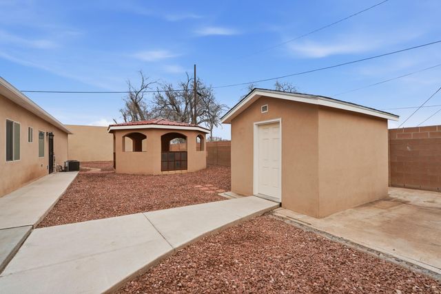 4624 8th Street NW, Albuquerque, NM 87107
